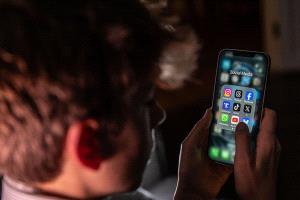 اللوردات البريطاني يصوت لحظر وسائل التواصل الاجتماعي على من دون 16 عاما