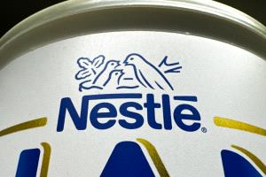 نستله تسحب دفعات من حليب الأطفال عالميا لتلوثها بسمّ قاتل