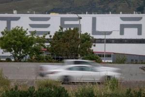 تقليص صامت للقوى العاملة في تسلا بألمانيا
