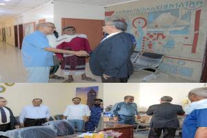 رئيس جامعة عدن يتفقد سير العمل الإداري في ديوان رئاسة الجامعة