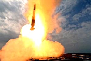 البحرية الباكستانية تختبر صاروخا من طراز "سطح-جو" بنجاح