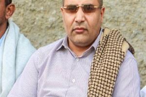 عدن : نقطة أمنية تعترض سيارة وكيل وزارة الإدارة المحلية وتقوم بانزاله منها وتخضعه لاستجواب