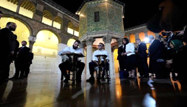 ما قصة الـ 23 قطعة أثرية التي حملها ماكرون في طائرته إلى دمشق؟