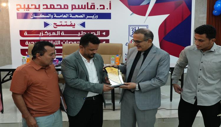 كأفضل مدير عام لمركز تخصصي.. وزير الصحة يكرم الدكتور وحيد الباخشي بدرع التميز المؤسسي