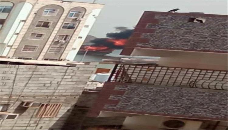 احتراق قارب صيد بالقرب من ميناء المعلا في عدن
