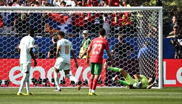 "الأخطبوط" بونو يضيف مبابي إلى قائمة ضحاياه في كأس العالم