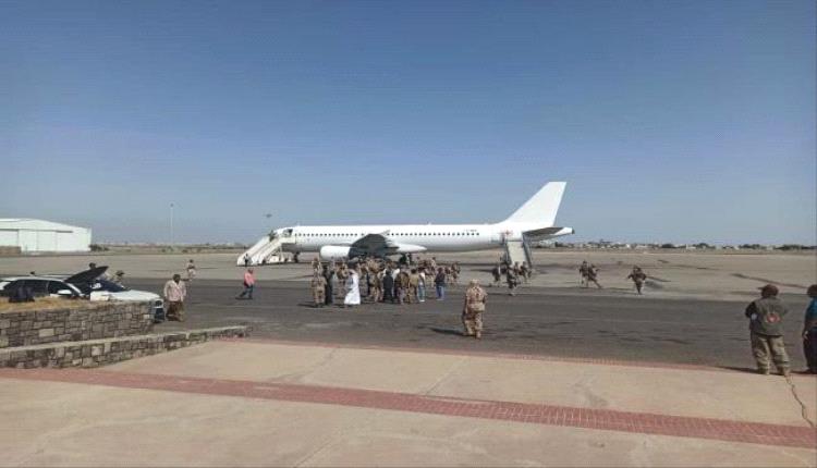 مصادر في مطار عدن : صفقة التبادل قائمة وطائرة الصليب الأحمر ستصل فجر السبت