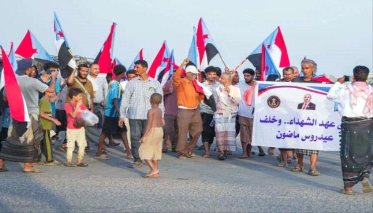 وقفات احتجاجية في العاصمة عدن رفضًا لإدراج مدانين بالإرهاب ضمن صفقة تبادل الأسرى