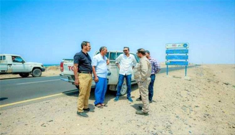 فريق هندسي ينفذ دراسة فنية تمهيداً لصيانة وتأهيل الطريق الدولي في لحج
