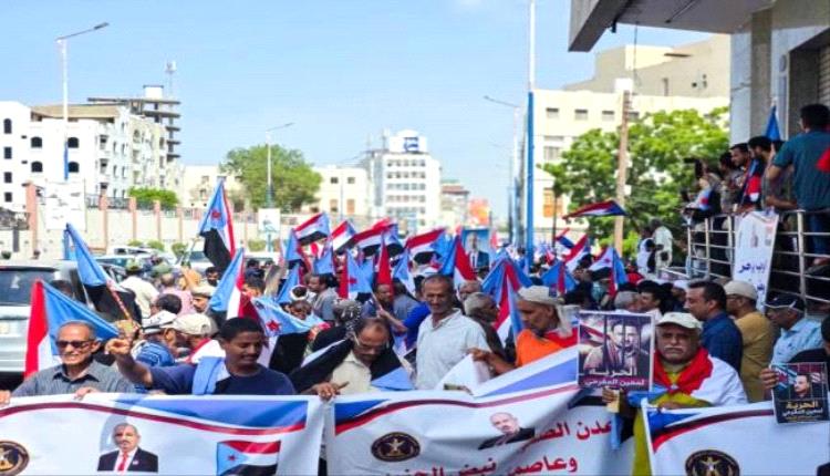 وقفة احتجاجية حاشدة في عدن تؤكد رفض الوصاية والهيمنة السعودية
