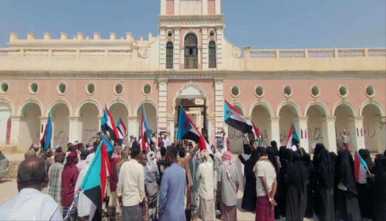 
وقفة احتجاجية في تريم ترفض الإفراج عن مدانين بقضايا إرهاب وتطالب بتحسين الخدمات