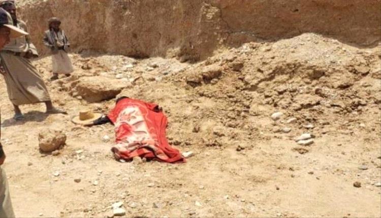 مسؤول حوثي يعتدي على امرأة خلال احتجاج على هدم مقبرة في ريمة اليمنية
