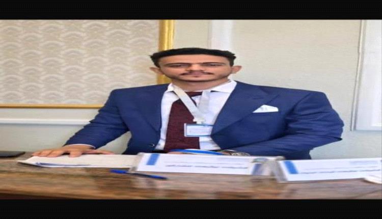 طالب في جامعة العلوم والتكنولوجيا يناقش بحث تخرج حول "دور الرشاقة الاستراتيجية في تحقيق المرونة التنظيمية