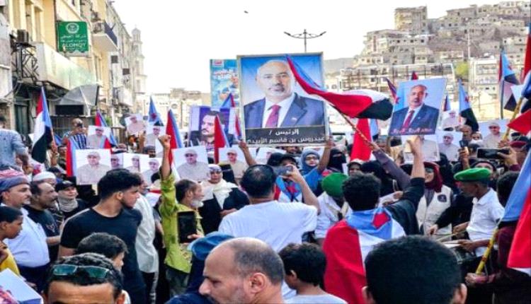مسيرة شعبية في عدن تجدد التفويض للرئيس الزُبيدي وترفض الوصاية السعودية
