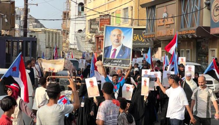 
مسيرة شعبية حاشدة في مديرية صيرة تجدد التفويض للرئيس الزُبيدي وتؤكد استمرار التصعيد الشعبي