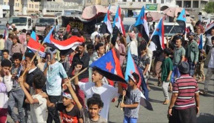 توافد الجماهير إلى الحبيلين للمشاركة في مسيرة سلمية
