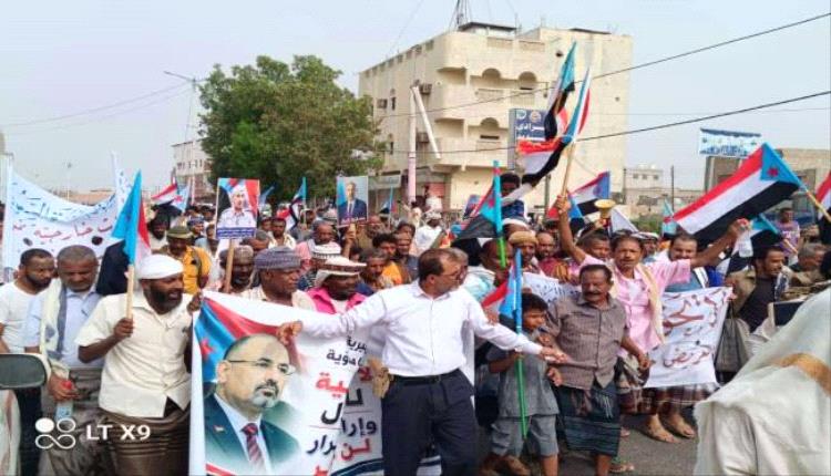 انتقالي أبين ينظم مظاهرة جماهيرية ويتعهد بمواصلة النضال حتى تحقيق أهداف الجنوب
