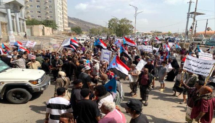 وقفة احتجاجية للهيئة العسكرية العليا للجيش والامن الجنوبي أمام قصر معاشيق
