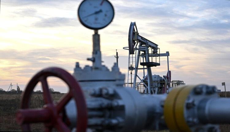 انخفاض أسعار النفط مع استمرار تدفق الإمدادات رغم جمود المحادثات الأمريكية - الإيرانية