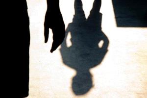 قتلت ابنها.. أم استرالية تشعل الجدل حول "أكلة لحوم البشر