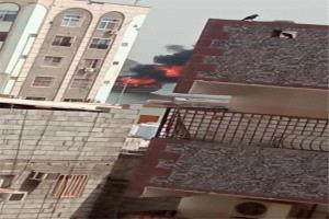 احتراق قارب صيد بالقرب من ميناء المعلا في عدن

