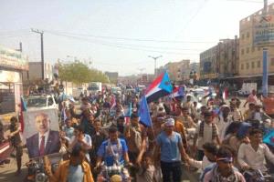 ردفان تؤكد تمسكها بالرئيس الزُبيدي وترفض الوصاية في مسيرة حاشدة
