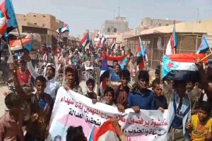 انتقالي رضوم ينظم مسيرة جماهيرية حاشدة رفضًا للوصاية وتجديدًا للتفويض للرئيس الزُبيدي
