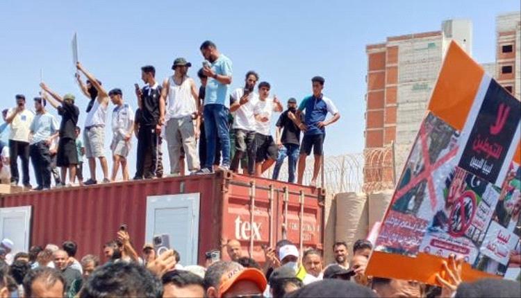احتجاجات تتصاعد.. متظاهرون يغلقون مقر بعثة الأمم المتحدة في ليبيا
