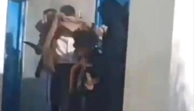 إهمال حوثي .. طفل يفقد يده داخل حديقة حيوان صنعاء وسط غياب أبسط م..