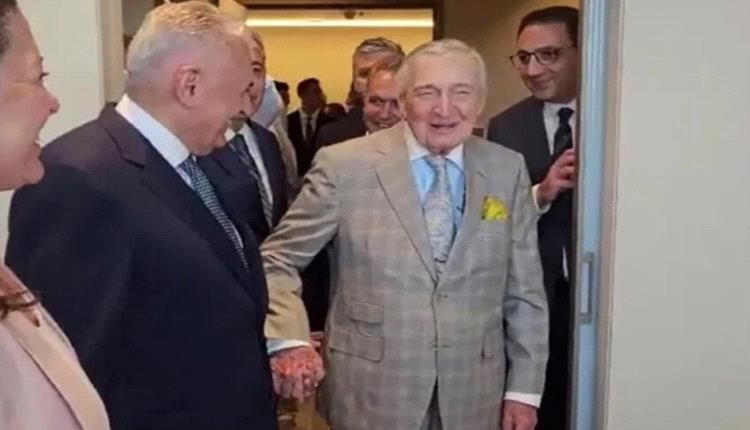 الرئيس الفخري لأكبر تكتل شركات في تركيا يثير غضبا واسع النطاق..