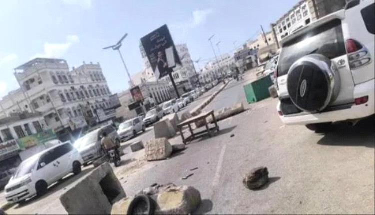 محتجون يقطعون الطرق في المكلا ردا على تردي الأوضاع

