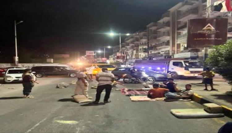 "أخرج فراشك".. عدن تفترش الشوارع هربًا من حرّ المنازل وعجز الكهرباء
