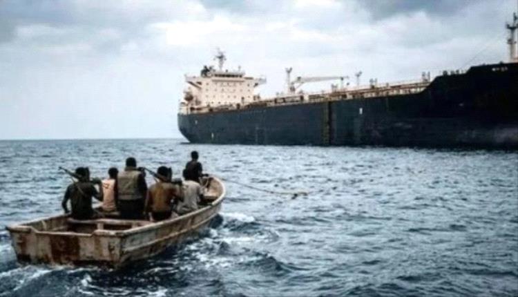 مسلحون يقتربون من سفينة شحن قبالة سواحل بلحاف
