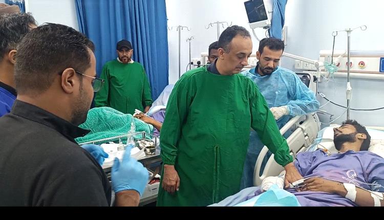 بتوجيهات المحافظ عبدالرحمن.. مديرصحة عدن يطمئن على أحوال المصابين من حادث إنفجارفي معسكر قوات العمالقة