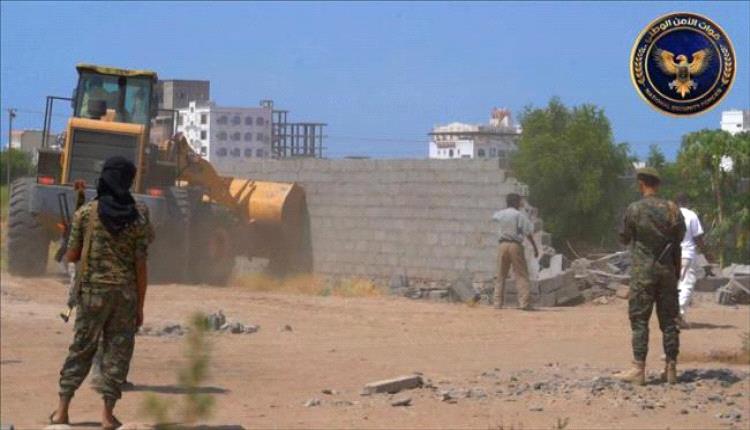 وحدة حماية الأرضي تزيل منازل وأحواش عشوائية في مدينة الشعب بعدن