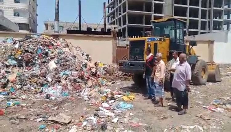 تدشين حملة نظافة مكثفة في ساحة وحوش مستشفى الصداقة بعدن