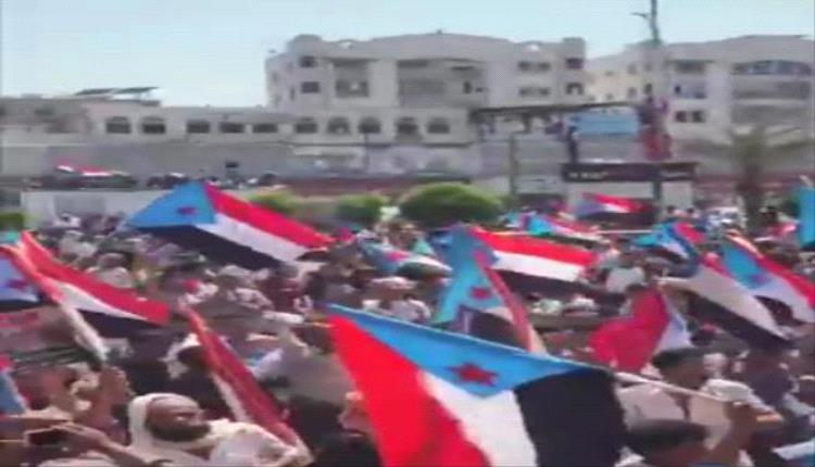 حشود كبيرة تتوافد إلى ساحة العروض بعدن لإحياء “مليونية رفض الوصاي..