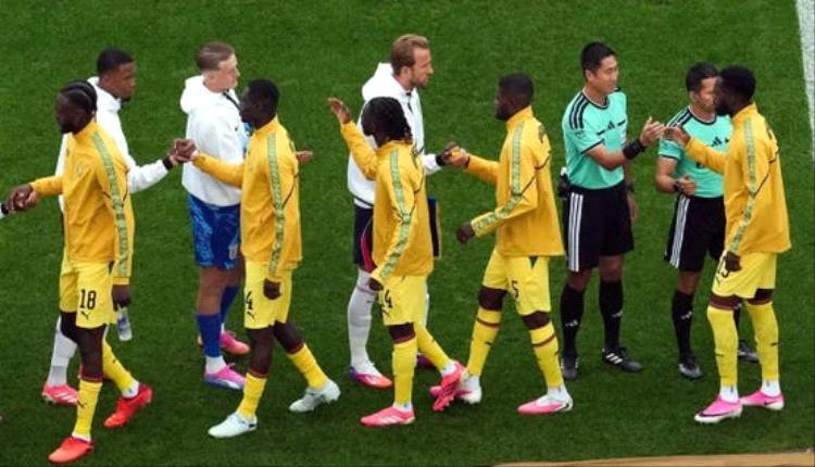 لاعب إنجلترا يرفض مصافحة الغاني بارتي بعد اتهامه بالاغتصاب 7 مرات