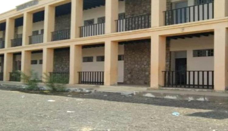 450 معلماً في أبين ينتظرون علاواتهم منذ عامين رغم استكمال الرقم الوطني