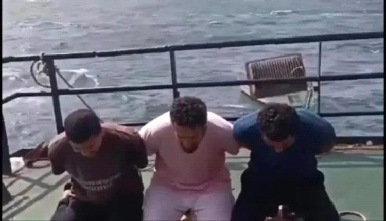قراصنة صوماليون يهددون بإعدام طاقم ناقلة 