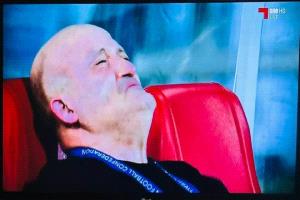 ضبط الجزائري نور الدين ولد علي مدرب المنتخب اليمني مضرجا بدموعه