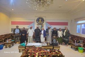 وفد من مشايخ وأعيان حضرموت يعلن دعمه للمرجعية الجنوبية الشيخ عبدالرب النقيب خلال زيارة إلى يافع
