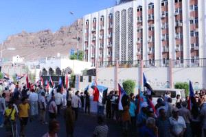 مظاهرة شعبية غاضبة في عدن تندد بحرب الخدمات وسياسات العقاب الجماعي بحق أبناء الجنوب