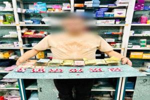 مكافحة المخدرات تضبط صيدلي يرويج لحبوب "البريجابالين 300" المحرمة قانونياً داخل صيدلية بالمنصورة
