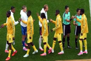 لاعب إنجلترا يرفض مصافحة الغاني بارتي بعد اتهامه بالاغتصاب 7 مرات