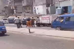 فوضى السلاح في عدن.. طقم عسكري يتبع قائد قوات الامن الوطني يعتدي على بائع ثلج ويشعل غضباً شعبياً واسعاً