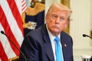 ترامب يهدد بإضافة اتهامات جديدة لدعواه ضد "نيويورك تايمز" ويصف تغطيتها لإيران بـ"الخيانة العظمى"