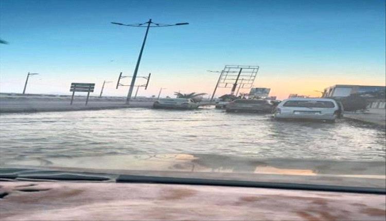 طفح مياه الصرف الصحي في عدن يفاقم الأضرار البيئية والصحية..