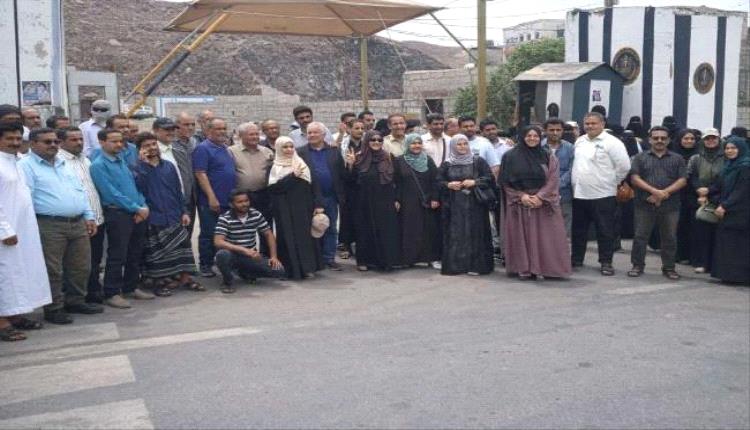 لليوم العاشر على التوالي.. الأمانة العامة تواصل وقفتها الاحتجاجية رفضاً لإغلاق مقرها بالعاصمة عدن