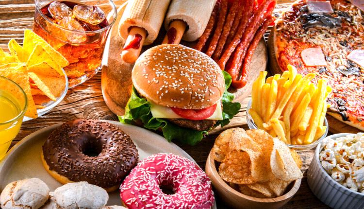 لماذ يصعب على البعض مقاومة تناول الوجبات الخفيفة رغم الشبع؟.. العلم يفسر اللغز